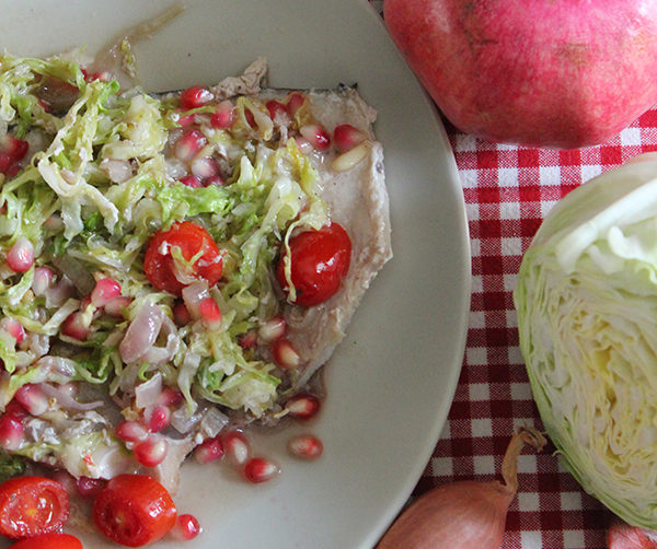 pesce spada con cavolo cappuccio e melograno