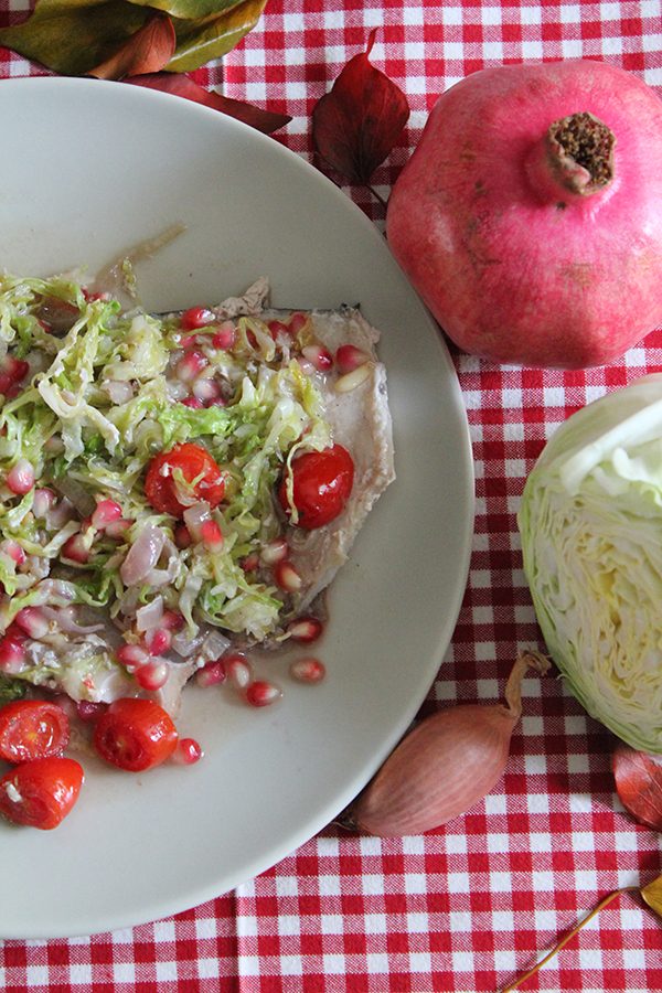 pesce spada con cavolo cappuccio e melograno