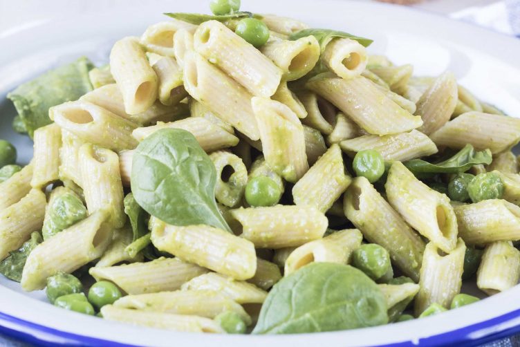 Pasta integrale con crema di avocado e tahina Ricominciodaquattro