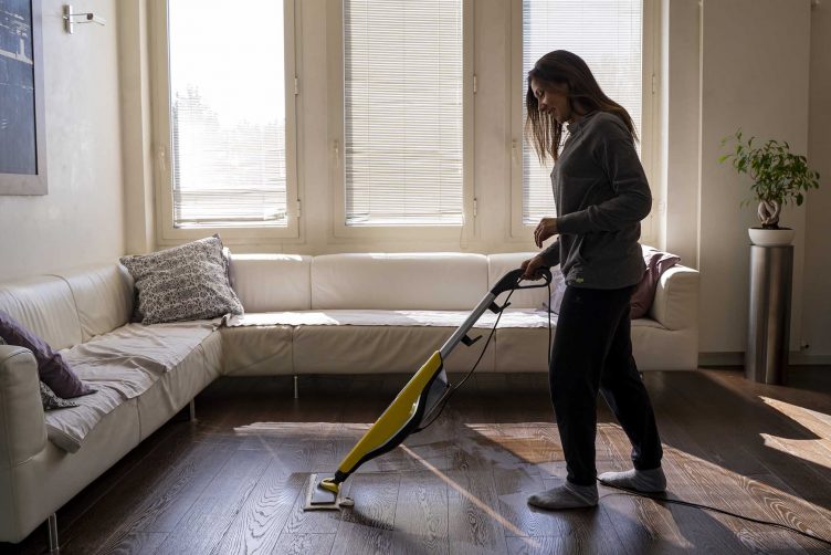 Igienizzare i pavimenti con il pultire a vapore