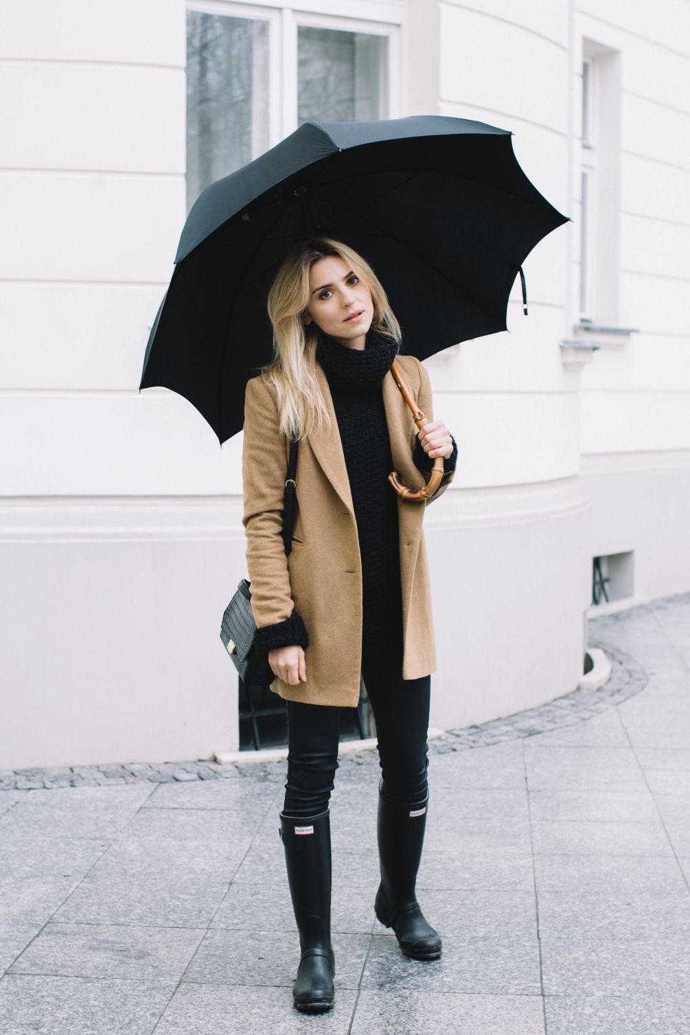 Come vestirsi se piove? Outfit e accessori must have