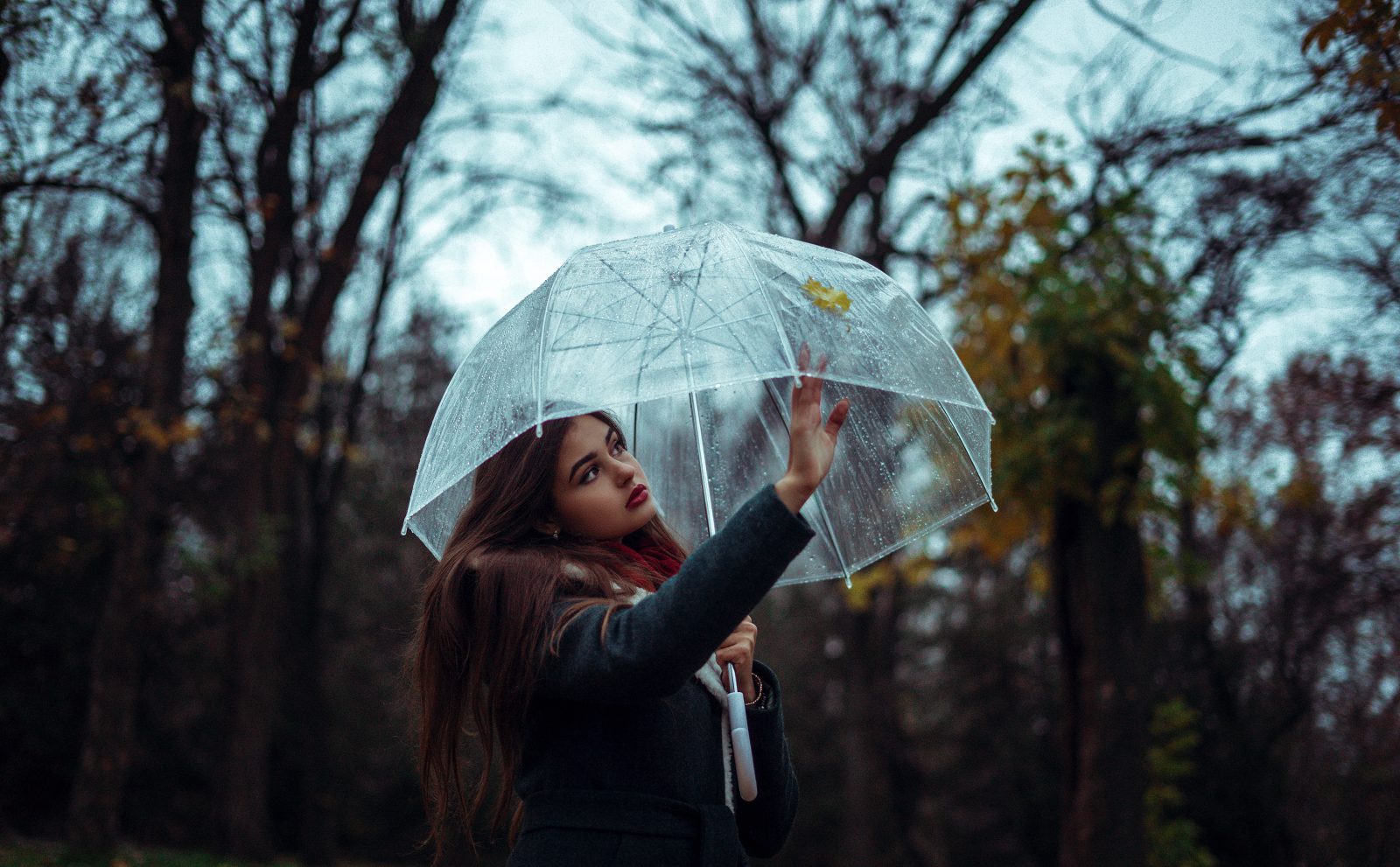 Come vestirsi se piove? Outfit e accessori must have